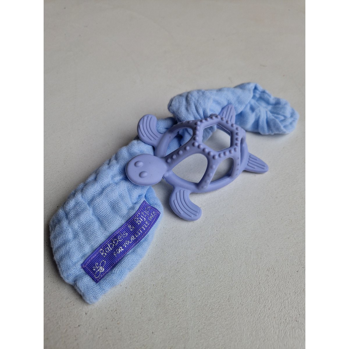 Anneau de dentition tortue bleu avec tissu bleu