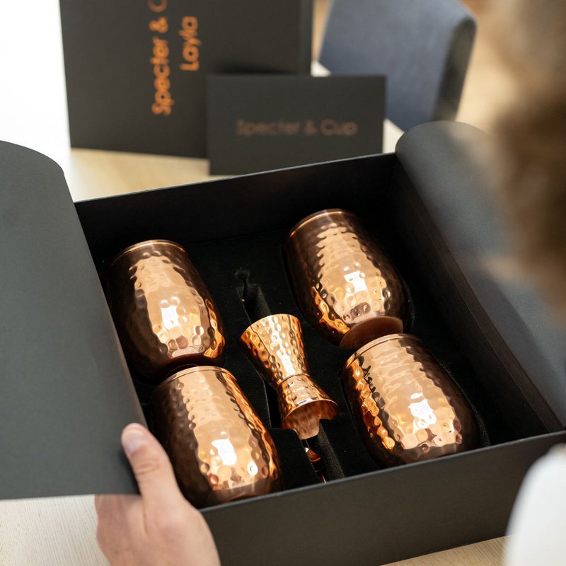 Kupferbecher-Set Layla – 4x Cocktailbecher (gehämmert, 470 ml) + 6-teiliges Zubehör-Set