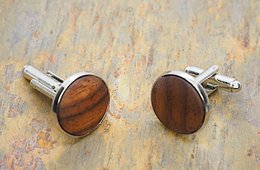 Elegant round cufflinks made of real walnut, diameter approx. 18 mm, rounded inlay with great grain