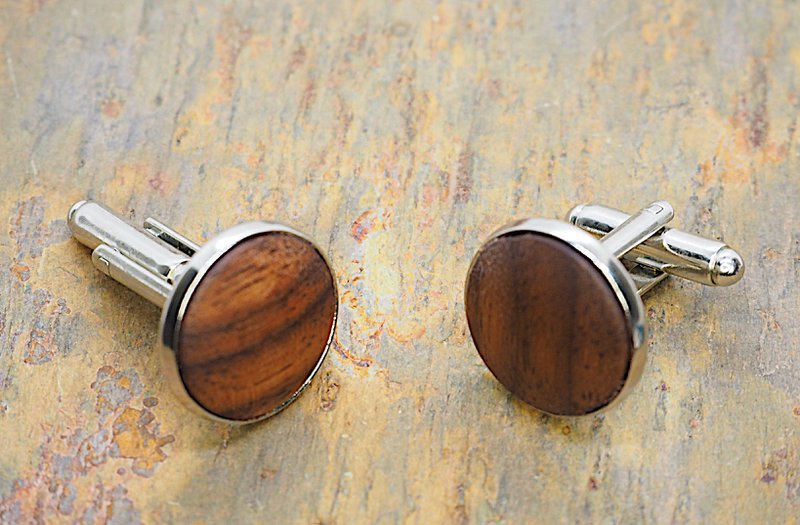 Elegant round cufflinks made of real walnut, diameter approx. 18 mm, rounded inlay with great grain