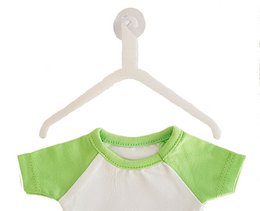 Pendant mini t-shirt with suction cup and small hook for clothing hangers. Made of white and green materials, with a simple, compact design.