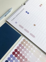 Familiekalender med selvklæbende prikker - 2027