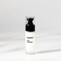 A clear, lightweight serum that hydrates and nourishes the skin.