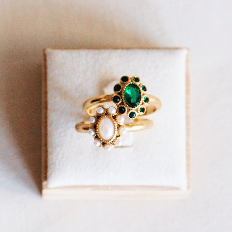 Anillo vintage de acero con piedras de perlas - oro