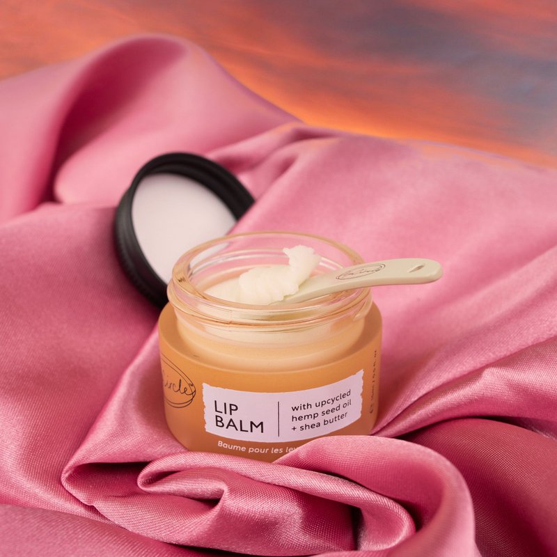 Lippenbalsam mit recyceltem Hanfsamenöl und Sheabutter