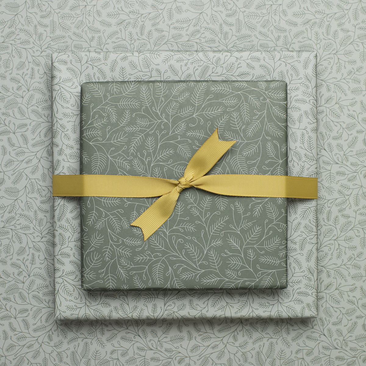 Duurzaam kerstcadeaupapier groen, inpakpapier dennentakken in mint en groen - dubbelzijdig inpakpapier gemaakt van 100% gerecycled papier