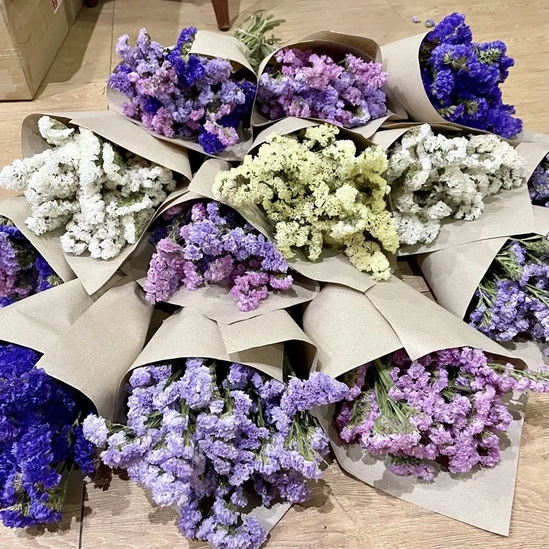 Blumenstrauß aus getrockneten Statice-Blüten