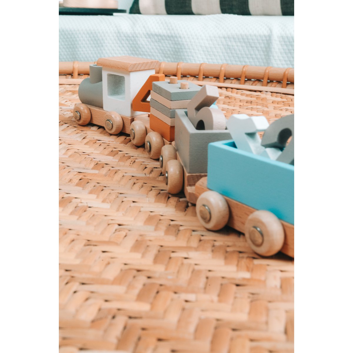 KIAN Family: Wooden locomotive with building blocks