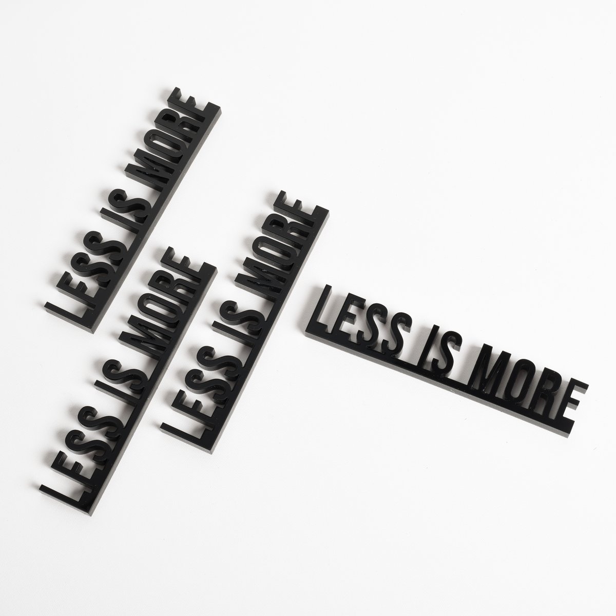 Architekturzitate 3D-Acryl-Schriftzug-Dekor – Weniger ist mehr (Mies van der Rohe)