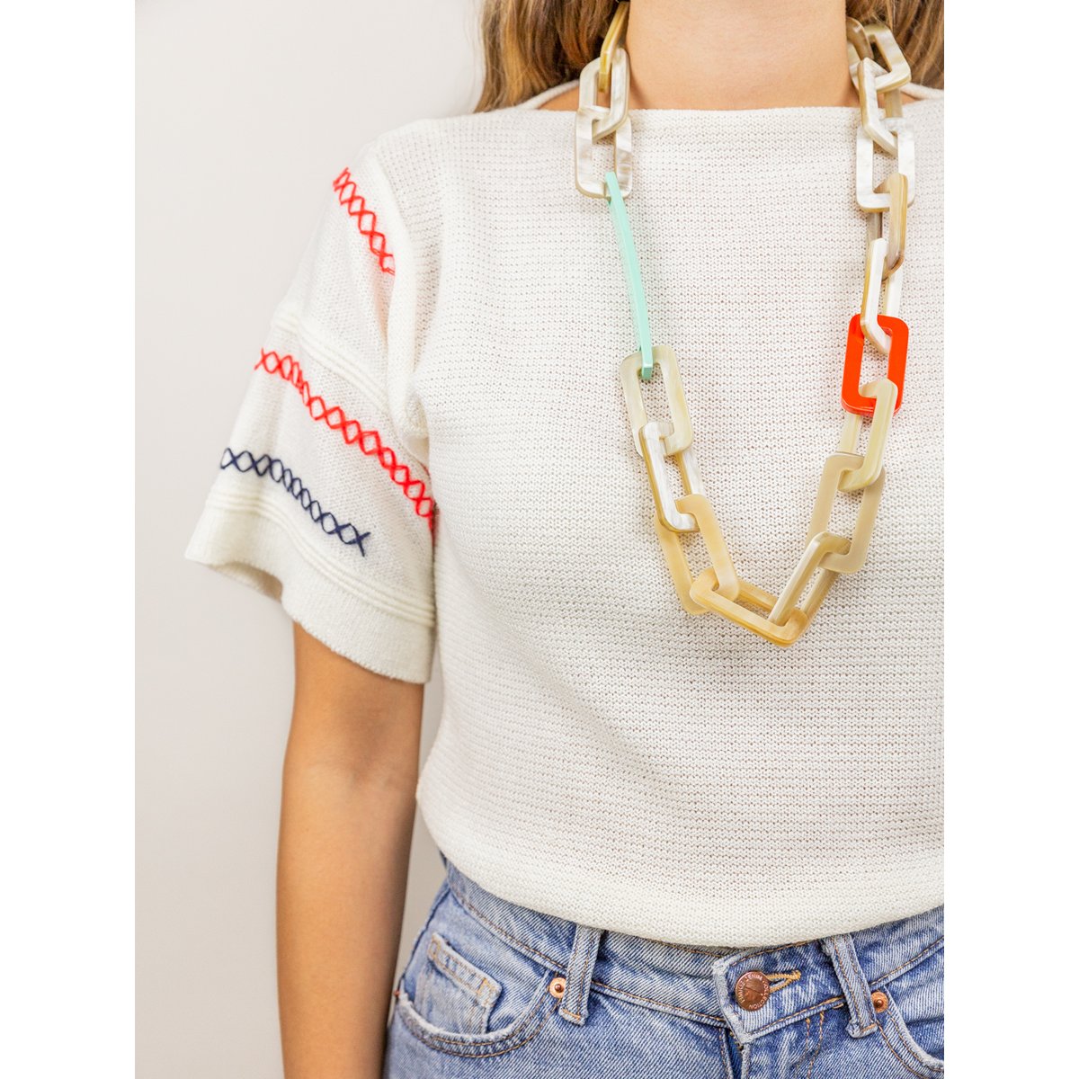 Tige rechthoekige ringen lange ketting in blonde hoorn met oranje en mintgroene lak