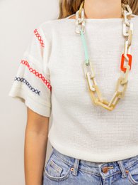 Tige rechthoekige ringen lange ketting in blonde hoorn met oranje en mintgroene lak