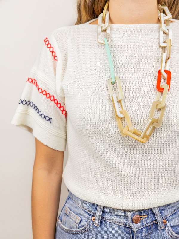 Tige rechthoekige ringen lange ketting in blonde hoorn met oranje en mintgroene lak