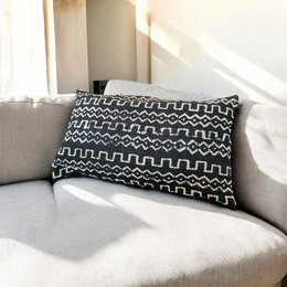 Sort malian 30x50 pudebetræk i mudderstof med primitivt afrikansk håndstempeldesign