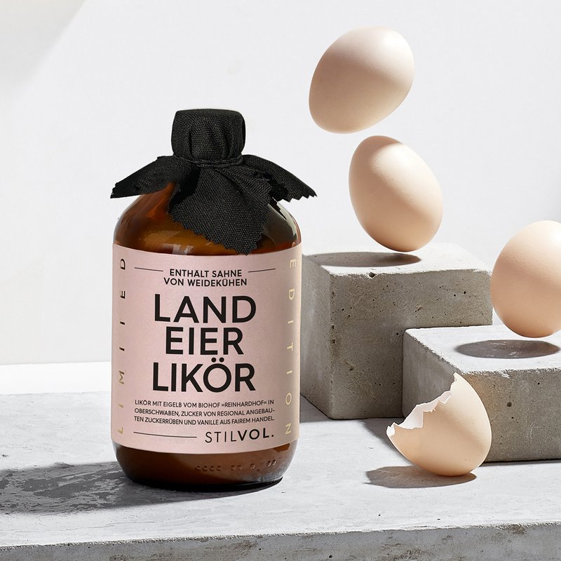 STYLISH. Country eggnog with 14% vol. made from regional eggs, handmade
