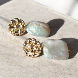 ARYA – Ohrringe mit rechteckiger Barockperle und Goldnadel
