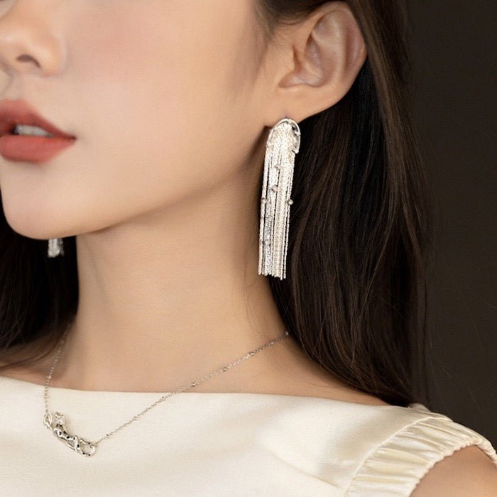 Pendientes largos con borlas brillantes
