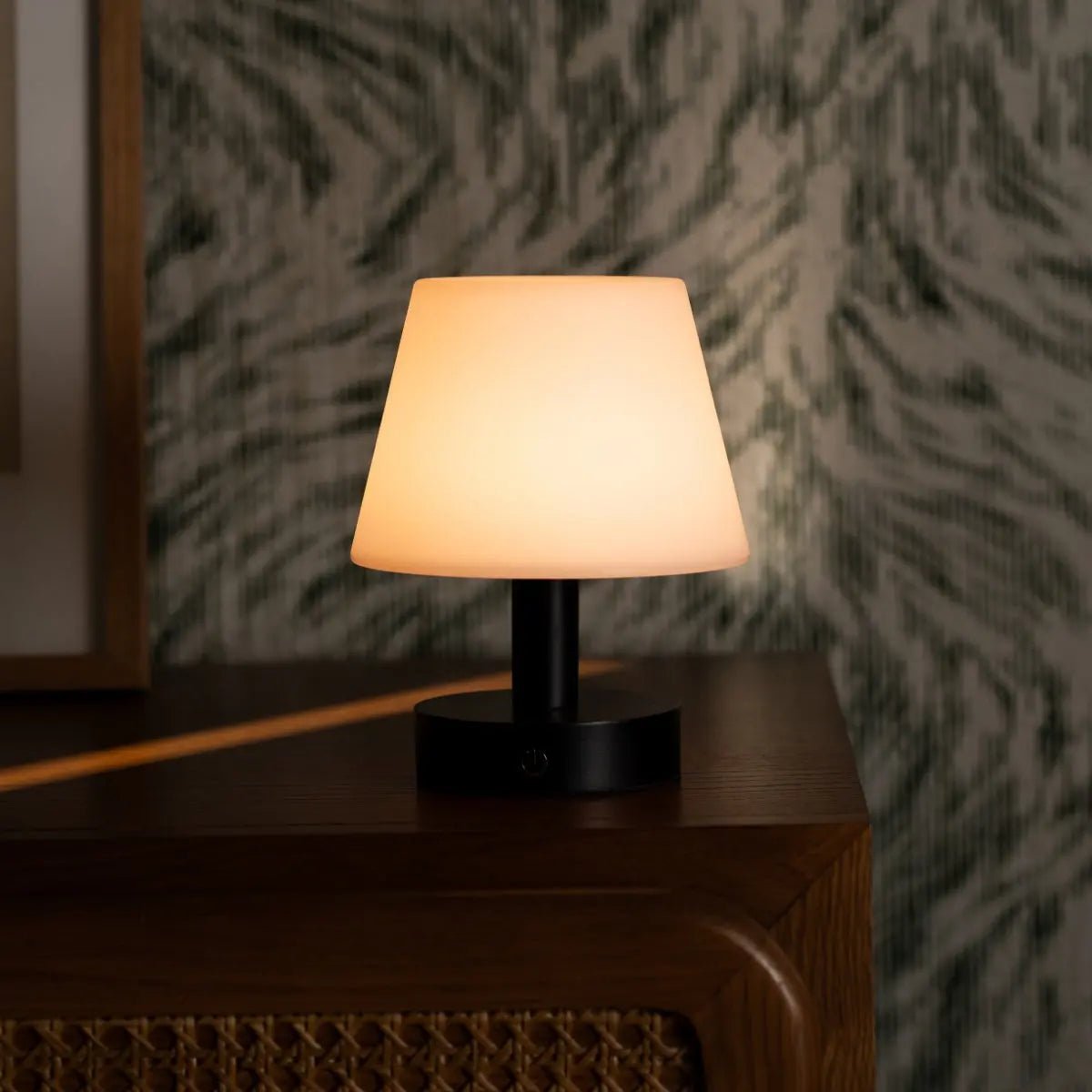 Lampada da tavolo ricaricabile Teddy in legno nero