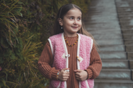 A pink and brown patterned bodywarmer for kids, made of wool. The bodywarmer has a zipper closure and is suitable for ages 86/92 to 146/152.
