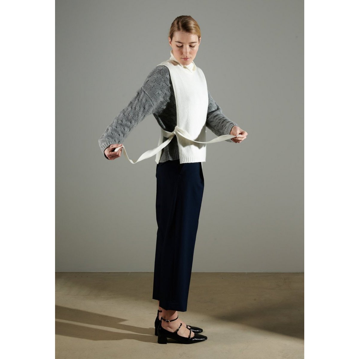 NAMI 15 Sleeveless 4-thread high-neck cardigan in ecru white cashmere