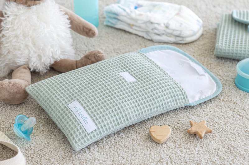 Organiseringstaske til ble- og babyservietter, præget stof i 100% bomuld, hurtig velcrolukning, praktisk og elegant.