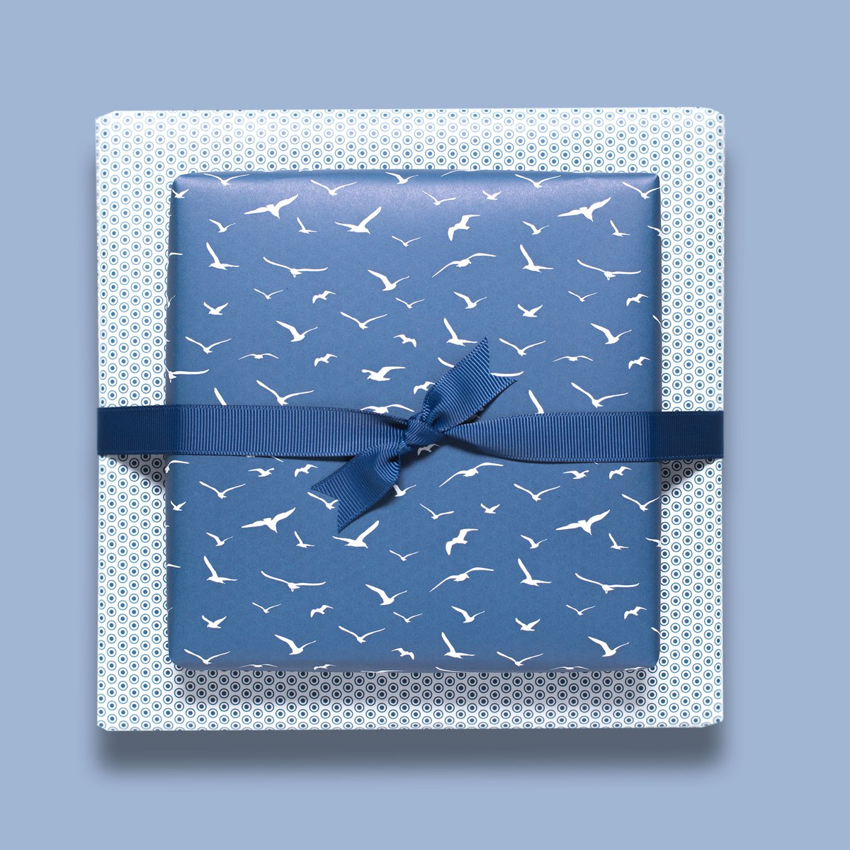 Bird wikkel papier blauw - maritiem inpakpapier met meeuwen, als een geschenkverpakking voor doop, communie of bevestiging