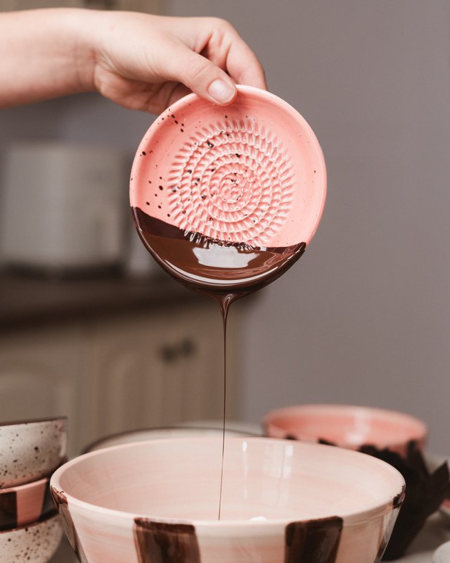 Small Ceramic Garlic Grater Plate – Ideal for Gifting / CHOCOLATE