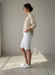 Bermudas vaqueras blancas: elegancia veraniega sin esfuerzo