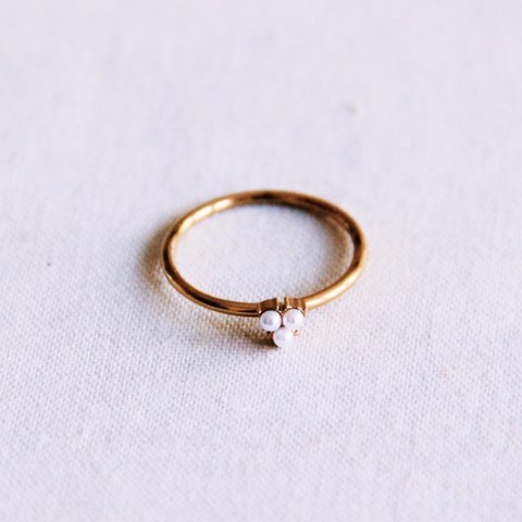 Minimalistischer Ring mit 3 Miniperlen – Gold