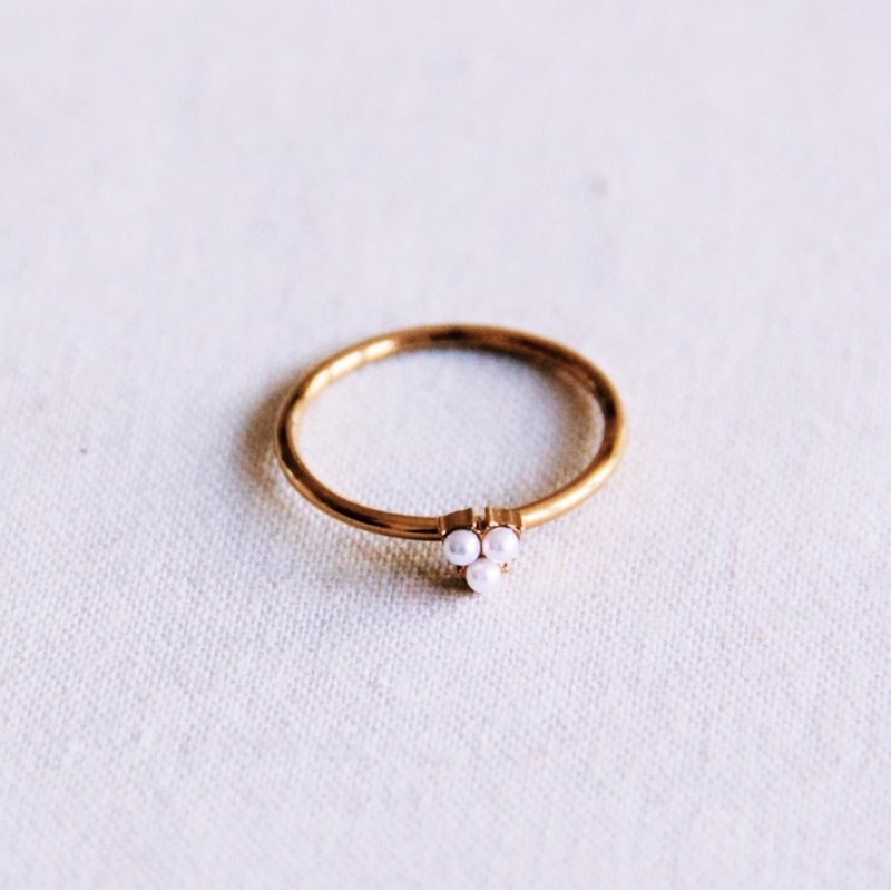 Minimalistischer Ring mit 3 Miniperlen – Gold