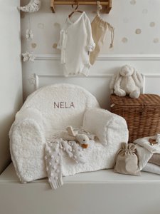Teddy chair seat with an embroidered name in white