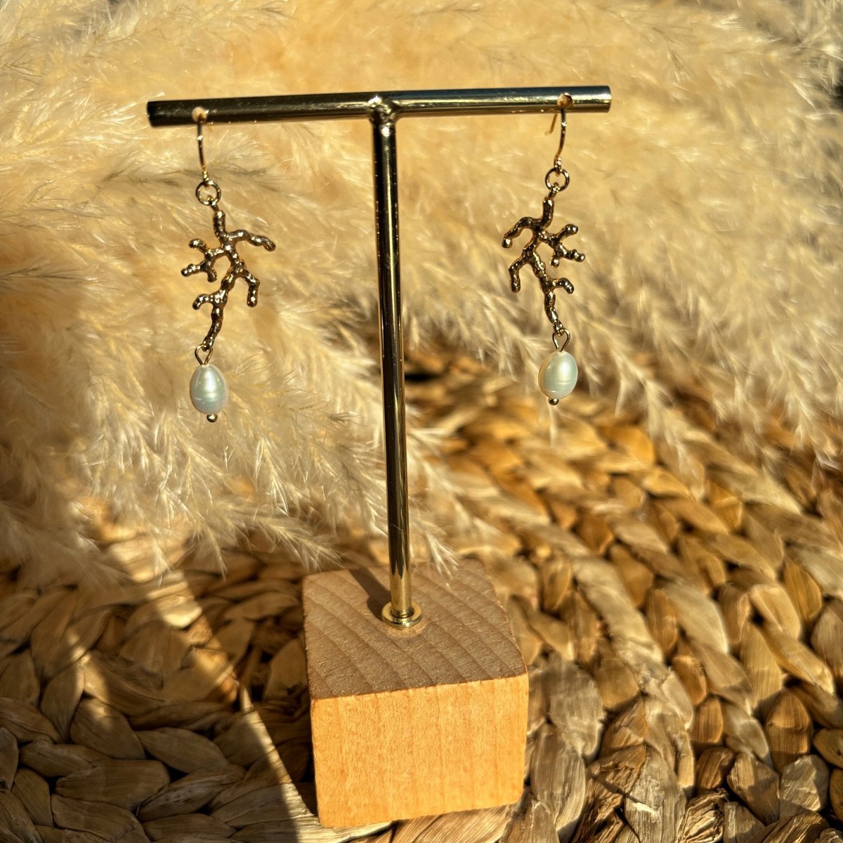 LICHT DES MEERES – Goldene Korallenohrringe mit Perle