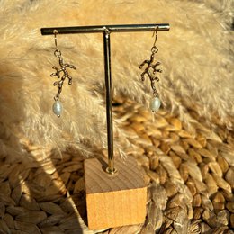 LICHT DES MEERES – Goldene Korallenohrringe mit Perle