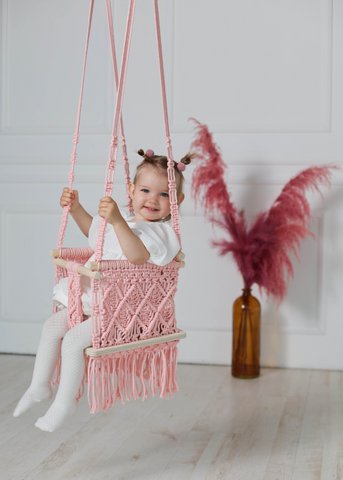Macramé babyschommel in roze kleur