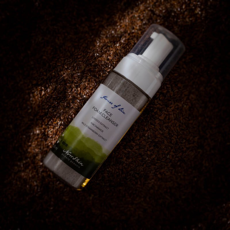 Natural Cleansing Foam - Natuurlijke, veganistische en schone, schoonheidsgecertificeerde huidverzorging uit Scandinavië