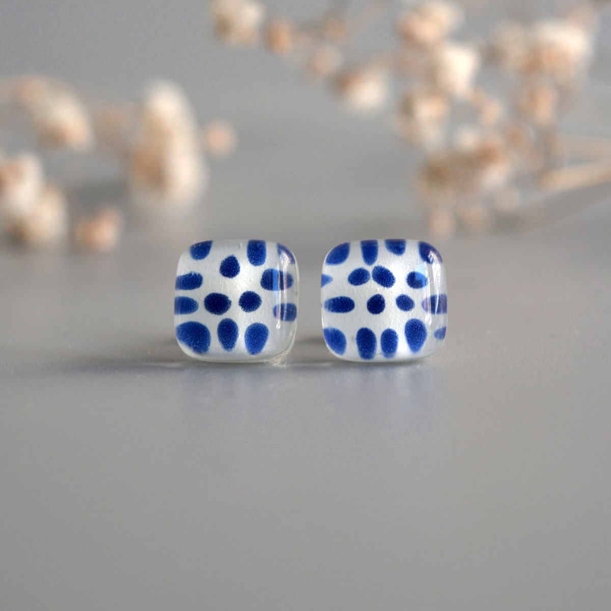 Kleine kobaltblauwe Polka Dot-oorbellen met sterlingzilveren paaltjes
