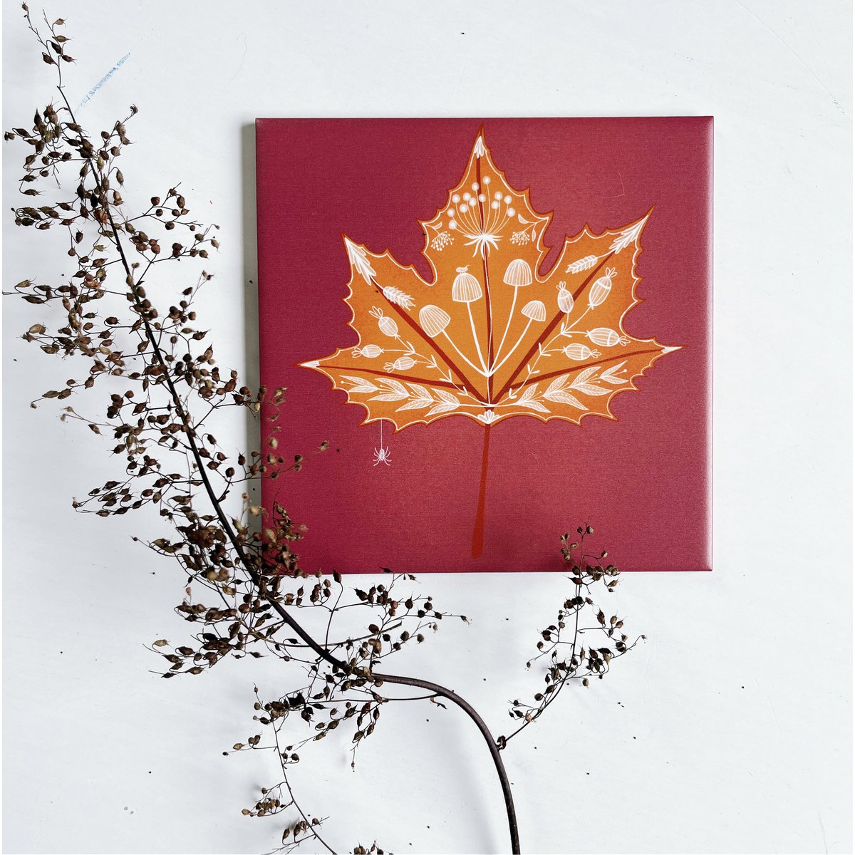 Decoratieve tegel met herfstblaadje