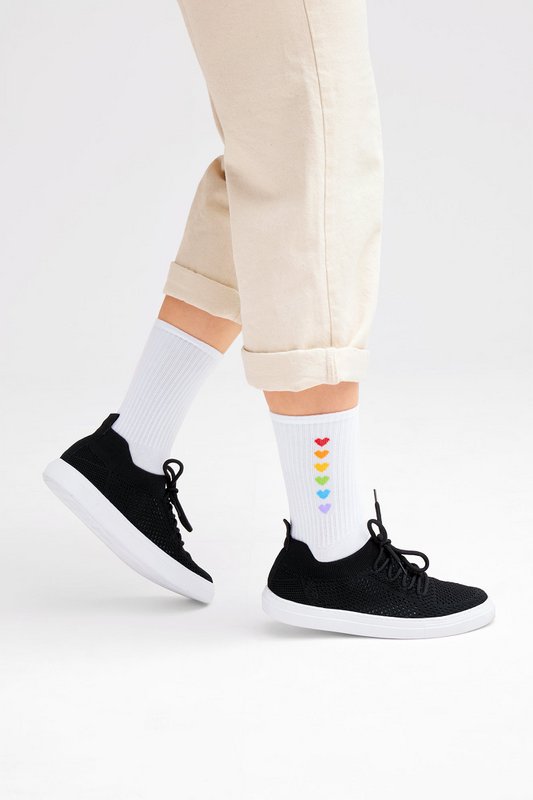 Calzini biologici Love4all - calzini da tennis bianchi con cuori colorati