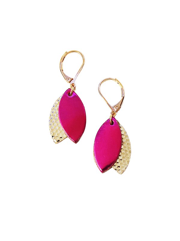 LES LOULOUS Fuchsia kurze Lederohrringe