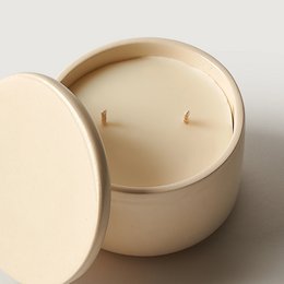 Ecological fragranced candle in jasmine and orange blossom scent, available in blue, beige, and green colors with or without lid.