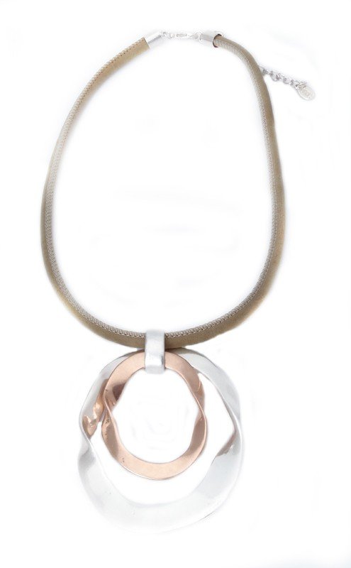 Licht bruin leren collier met fantasie hanger in antiek zilver en rosé goud