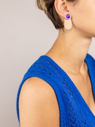 Gehamerde koperen oorbellen met kleine stip in blauwe lak (2 manieren converteerbaar)