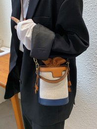 AnBeck Small Bucket Crossbody-håndtaske (2 farvemuligheder)