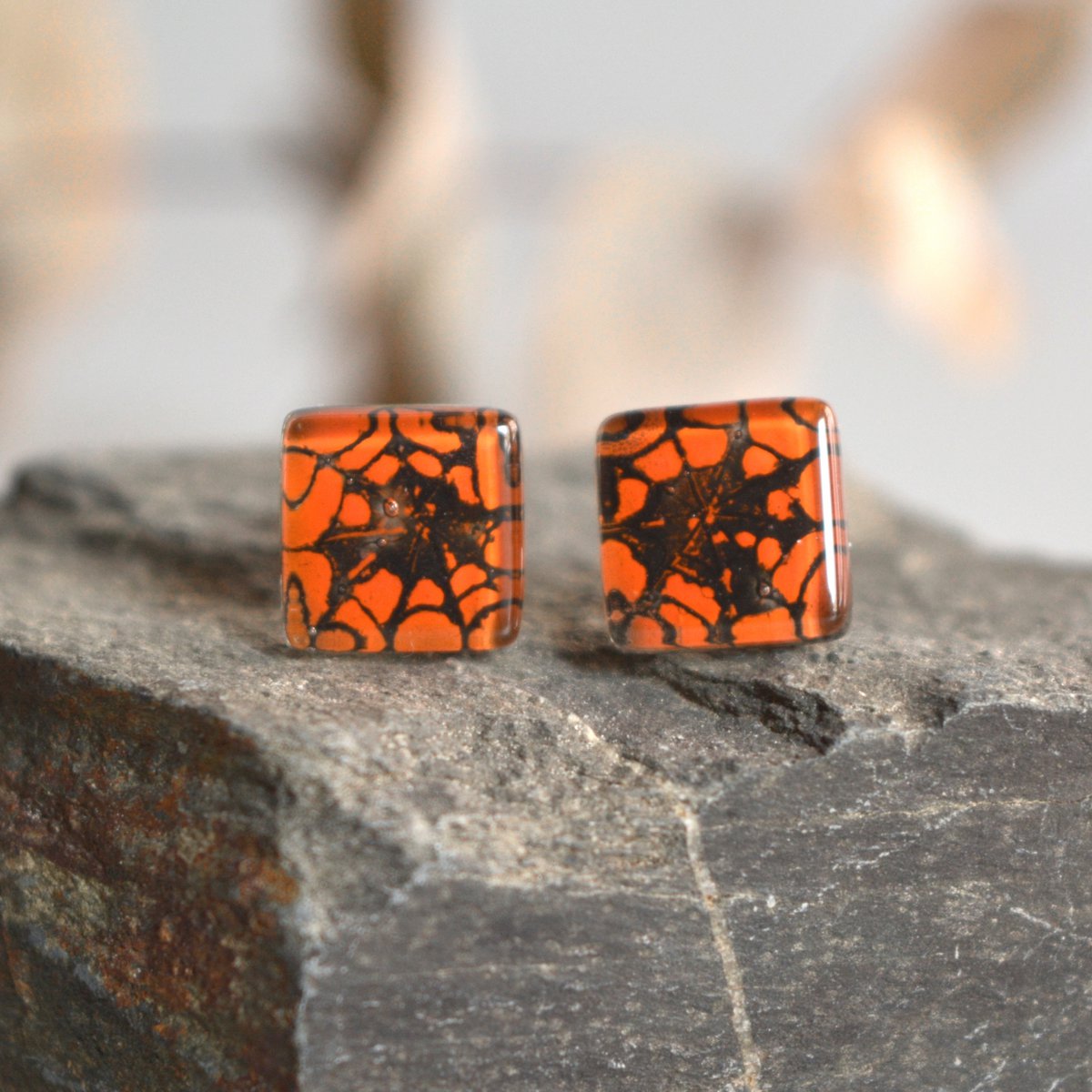 Leuke oorbellen met spinnenwebknopen, oranje kleur, gerecycled glas en sterling zilver