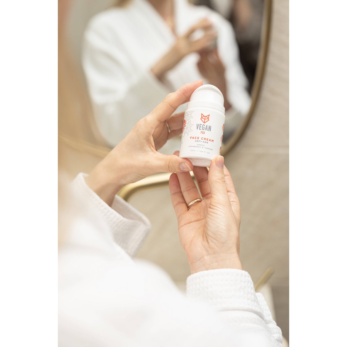 Crema facial antiedad con ámbar y péptidos