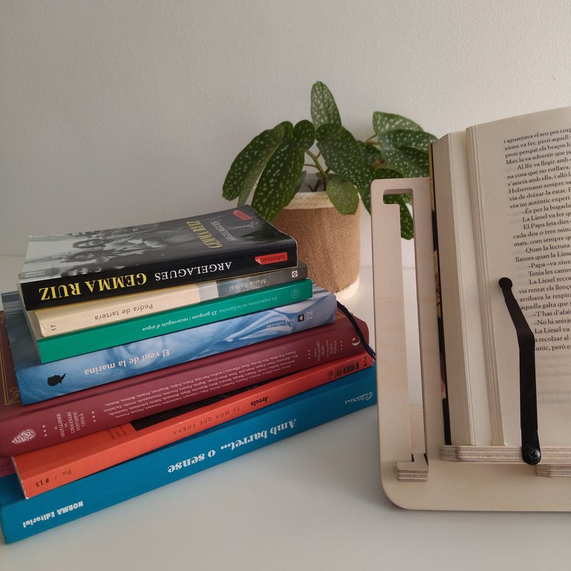Adjustable support for books and tablets - The reader