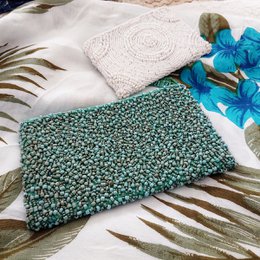Pochette Lola turquoise en perles de verre