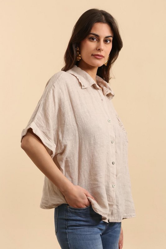 Camicia con un riferimento di fiori di lino. 20341