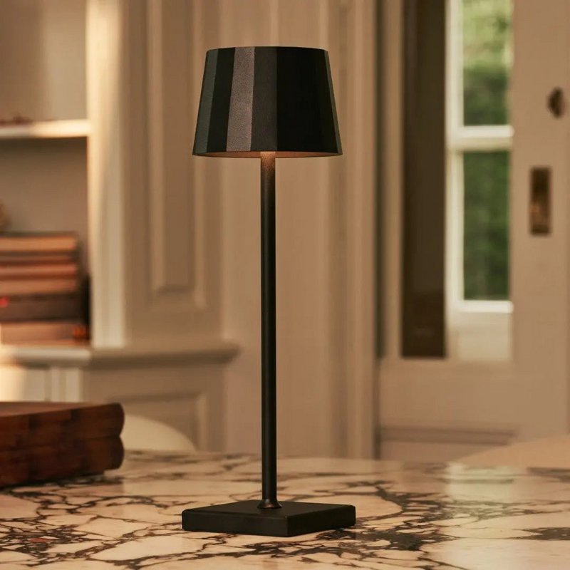 William Black genopladelig bordlampe