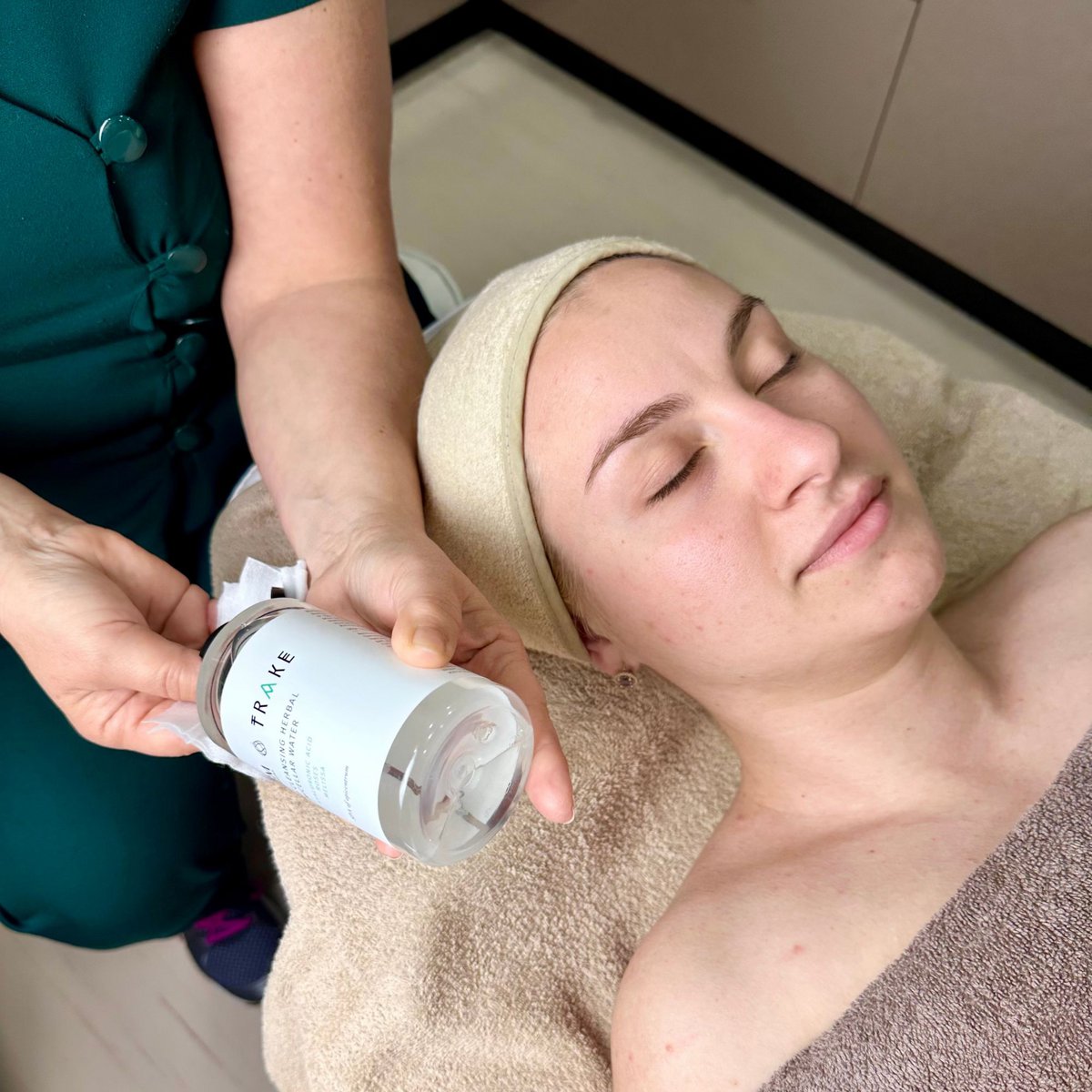 Woda micelarna ziołowa - głębokie oczyszczenie, bez płukania, naturalna formuła - 300 ml | Czyste piękno, wegańskie, klasy spa
