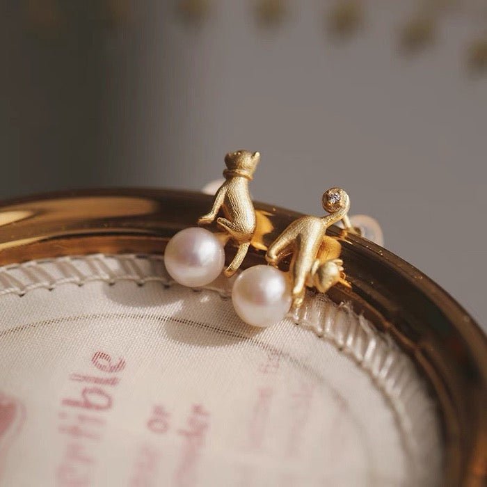 Orecchini e collana asimmetrici con gatti